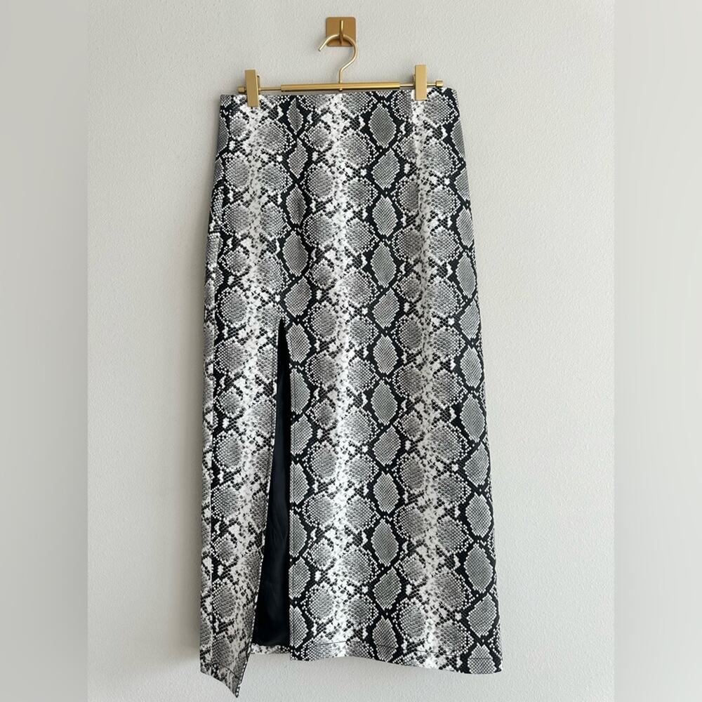 Snakeskin Print High-Waist Midi Skirt Sleek & Edgy Black & White Size 6